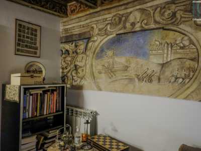Sulla parte sinistra dell�opera invece, in una cornice ovale sovrastata da una conchiglia, � raffigurata una scena di guerra con una nave, delle bombarde e dei cavalieri sul punto di assaltare una citt� fortificata 